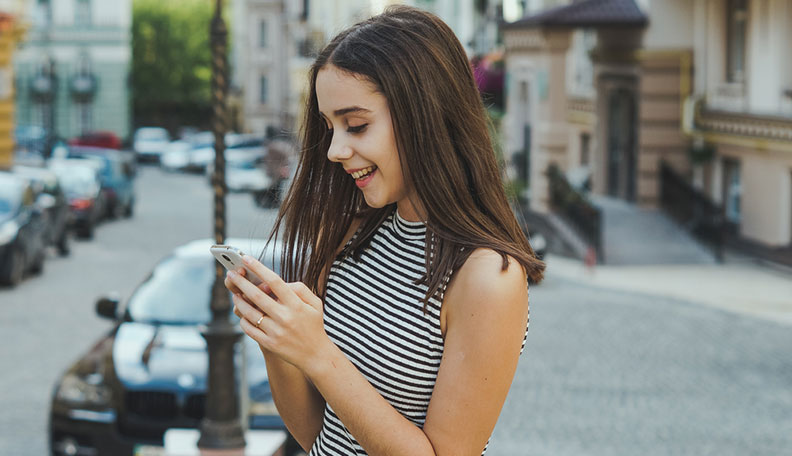 How to Text a Girl for the First Time and Leave a Good Impression