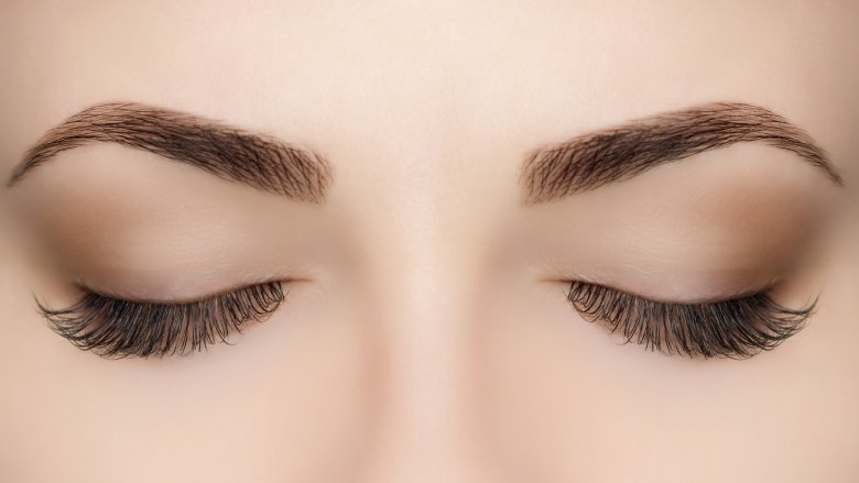 Does Vaseline help eyebrows grow?