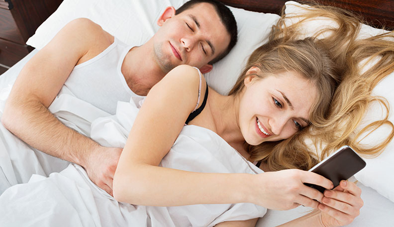 15 Signs Your Girlfriend Is Cheating on You: Time to Confront Her?