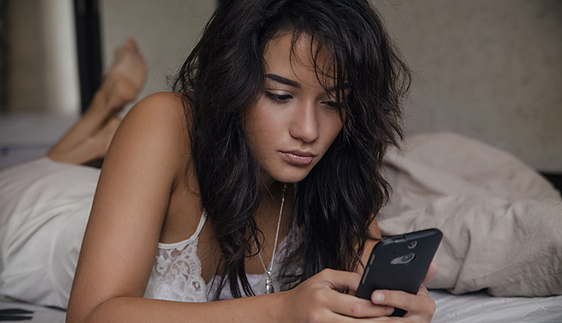 What to Do If Your Boyfriend Is Active on Tinder and Swiping Right
